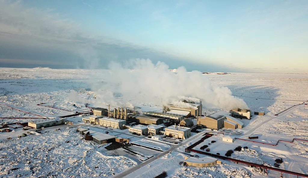 Svartsengisvirkjun, jarðvarmavirkjun á Reykjanesi, séð úr lofti að vetri
